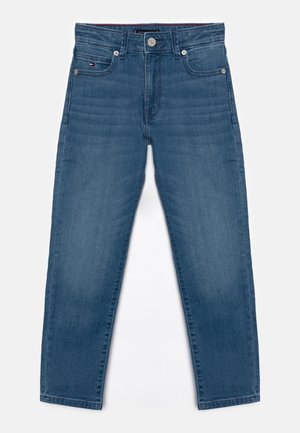 Jean bleu taille mi-haute, coupe droite, avec fermeture à boutons et fermeture éclair à l'avant, cinq poches et détails de décoloration subtils.