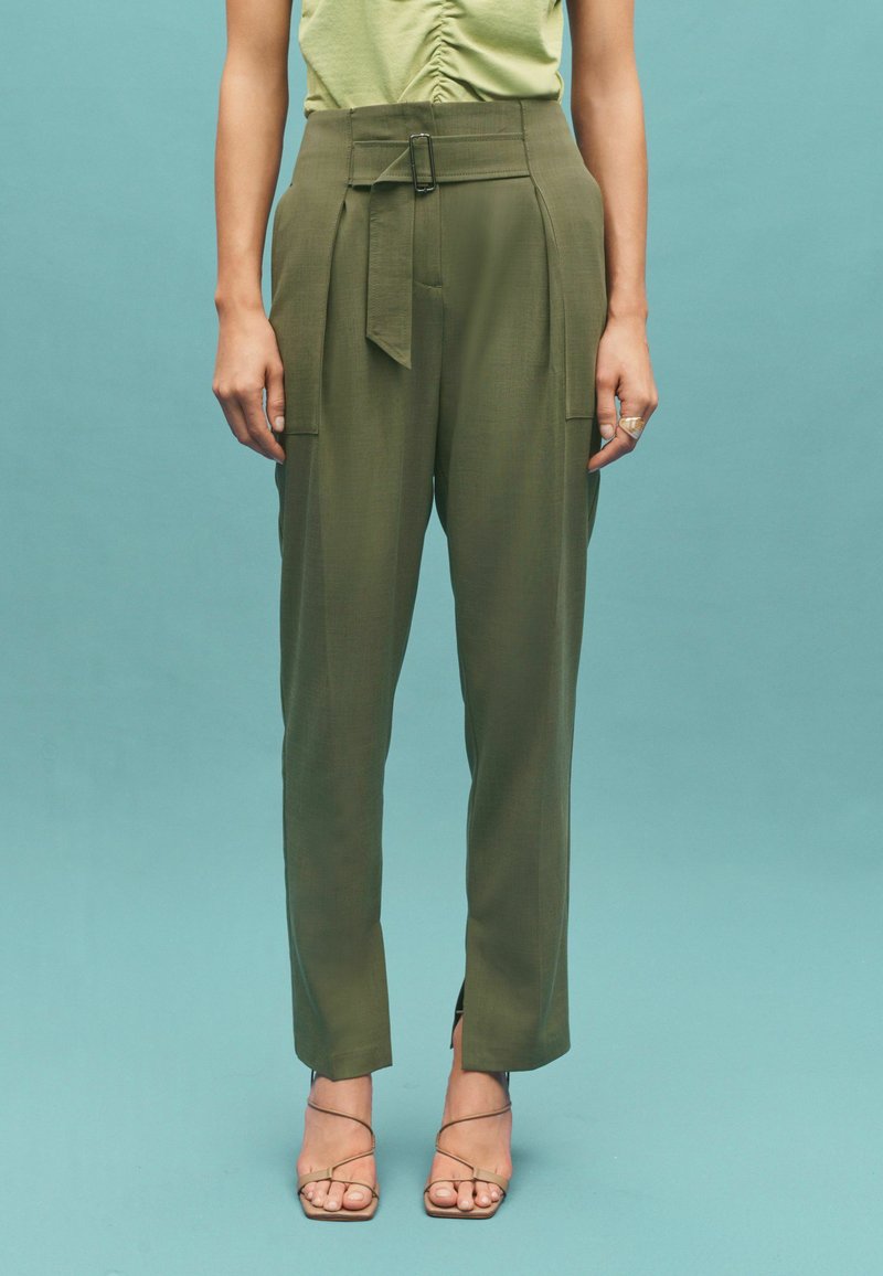 Next TAILORED BELTED TAPER TROUSERS Broek green/groen Zalando.nl