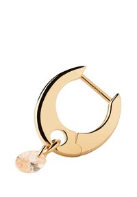 Guld hoop ørepynt med en slank halvmåneform, der har en klar facetteret krystalaccent vedhæftet med en lille metalring.