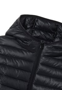 Giacca a vento nera imbottita con cappuccio, chiusura frontale con zip e texture trapuntata con cuciture orizzontali per l'isolamento.