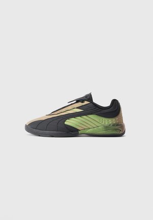 Schwarzer und grüner Sneaker mit niedrigem Schaft, irisierenden Seitenpaneelen und schwarzer Sohle, von der Seite auf einem schlichten hellgrauen Hintergrund gezeigt.