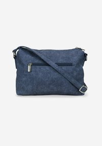 Bolso bandolera de denim azul con un bolsillo delantero con cremallera, correa ajustable, textura suave y forma rectangular. Acentos en hardware plateado.
