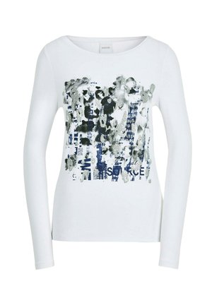 Weißes Langarmhemd mit rundem Ausschnitt und einem abstrakten Druck aus schwarzem, silbernem und blauen Text sowie Formen auf der Vorderseite.