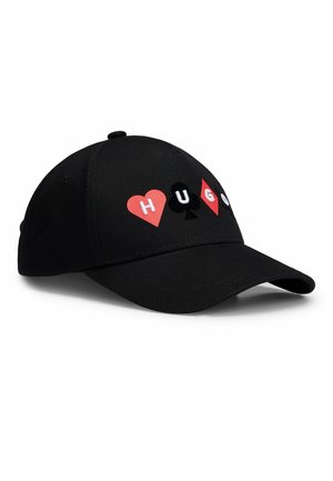 Sort baseballkasket med bogstaverne "HUGO", integreret i spilkortssymbolerne: hjerte, spar, ruder og klør på frontpanelet.