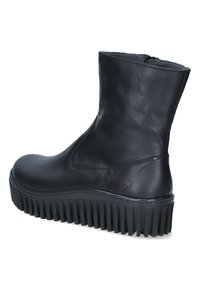 Czarny skórzany botek za kostkę z grubą, rowkowaną czarną podeszwą. Posiada boczny zamek błyskawiczny oraz mały akcent z logo w pobliżu pięty. Gładka tekstura.