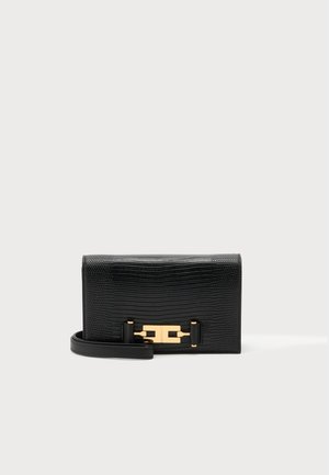 Μαύρο υφασμάτινο ορθογώνιο τσαντάκι clutch με χρυσό μεταλλικό κούμπωμα και λεπτό λουράκι καρπού, σε λευκό φόντο.