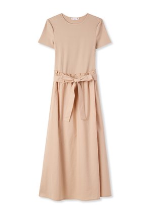 Vestito beige a maniche corte con corpetto aderente a coste, gonna fluida e cintura in vita abbinata con fiocco sul davanti.