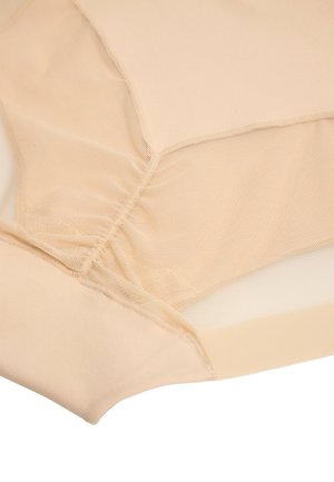 Ropa interior femenina beige sin costuras con paneles de tela de malla y cintura elástica, diseñada para brindar comodidad y transpirabilidad.