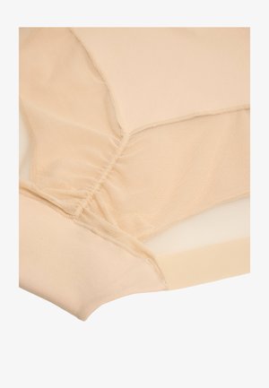 Ropa interior femenina beige sin costuras con paneles de tela de malla y cintura elástica, diseñada para brindar comodidad y transpirabilidad.
