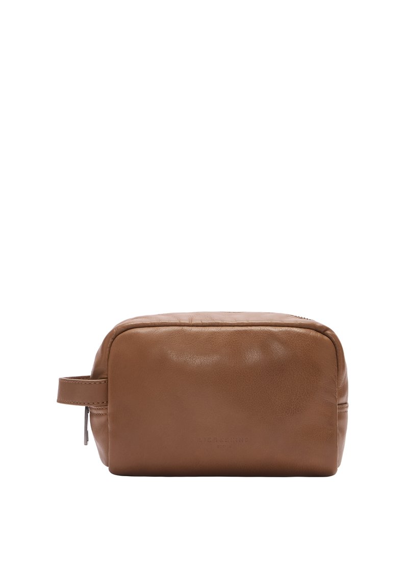 Neceser de cuero marrón, forma rectangular, textura suave, mango lateral único, cremallera de metal, logo grabado en la parte delantera.