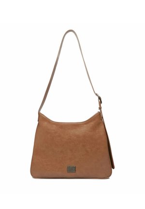 Bolso de hombro de cuero marrón con forma rectangular, correa ajustable y una pequeña placa metálica de la marca centrada cerca de la parte inferior.