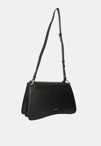 Zwarte leren handtas met een gebogen ontwerp, verstelbare schouderband en gouden hardware accenten. Beschikt over een gladde textuur en minimalistische merkuitingen.