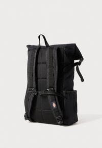 Mochila preta com fecho superior, alças ajustáveis acolchoadas, costas em malha e bolsos laterais. Apresenta um tecido durável e um design minimalista.