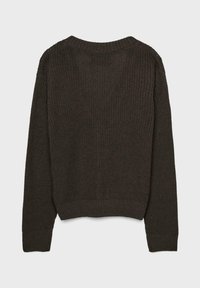 Pull en maille brun foncé à manches longues, avec un ourlet côtelé et un col rond. Présente un motif texturé sur l'ensemble du tissu.