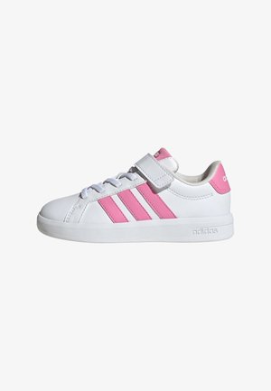 Zapatillas deportivas blancas con tres rayas rosas, cordones blancos y una correa de velcro. Presentan una parte superior de cuero liso y suela de goma.