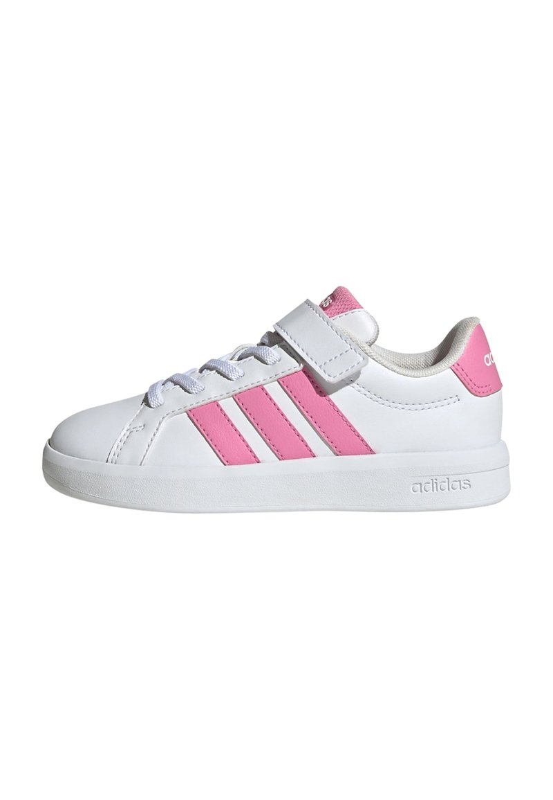 Bílé sportovní boty se třemi růžovými pruhy, bílými tkaničkami a páskem na suchý zip. Mají hladký kožený svršek a gumovou podrážku.