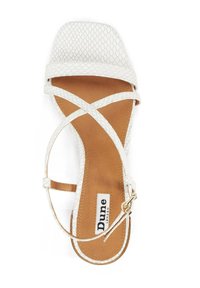 Witte sandalen met banden, een gestructureerde afwerking, vierkante neus, bruine binnenzool en een gouden hardware detail op de enkelband. Merkreferentie zichtbaar.