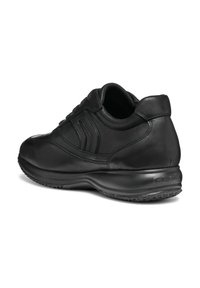 Sneaker in pelle nera con una superficie liscia, forma arrotondata, design con lacci e dettaglio del logo laterale a contrasto. Suola in gomma per aderenza.