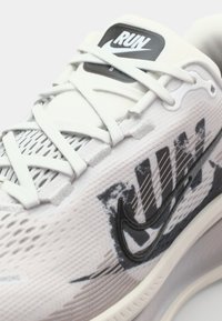 Nike Performance VOMERO 18 RUN - Road running shoes - summit white/black/college grey/vast grey/sequoia/sail