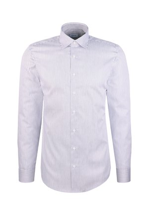 Camicetta bianca a maniche lunghe con sottili strisce verticali blu navy, con chiusura a bottoni e colletto classico a punta, esposta su uno sfondo neutro.