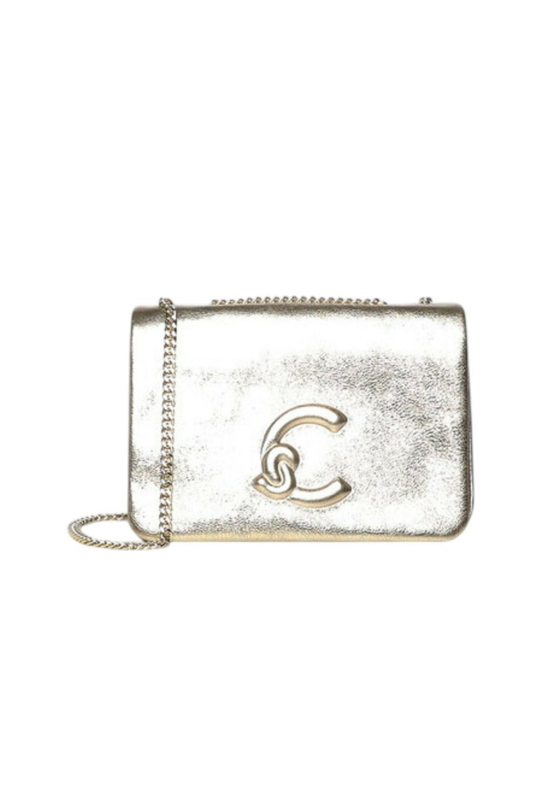 Sac bandoulière argenté métallisé avec une finition texturée, doté d'une bandoulière en chaîne et d'un logo en relief sur le devant.