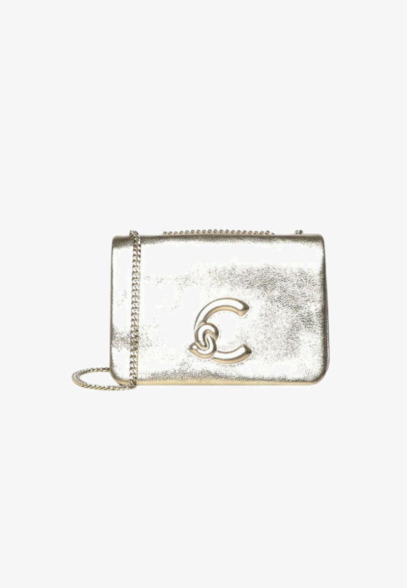 Sac bandoulière argenté métallisé avec une finition texturée, doté d'une bandoulière en chaîne et d'un logo en relief sur le devant.