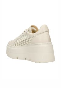 Sneakers piattaforma bianchi realizzati in pelle e mesh, con punta rotonda, suola in gomma testurizzata e design con lacci.