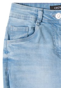 Lyseblå denimjeans med forlomme, møntlomme, bæltestrop, metal knap og synligt mærke indenfor linningen.