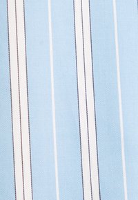 Tessuto blu chiaro con strisce verticali in blu notte e bianco. La texture appare liscia con un fine motivo a trama.