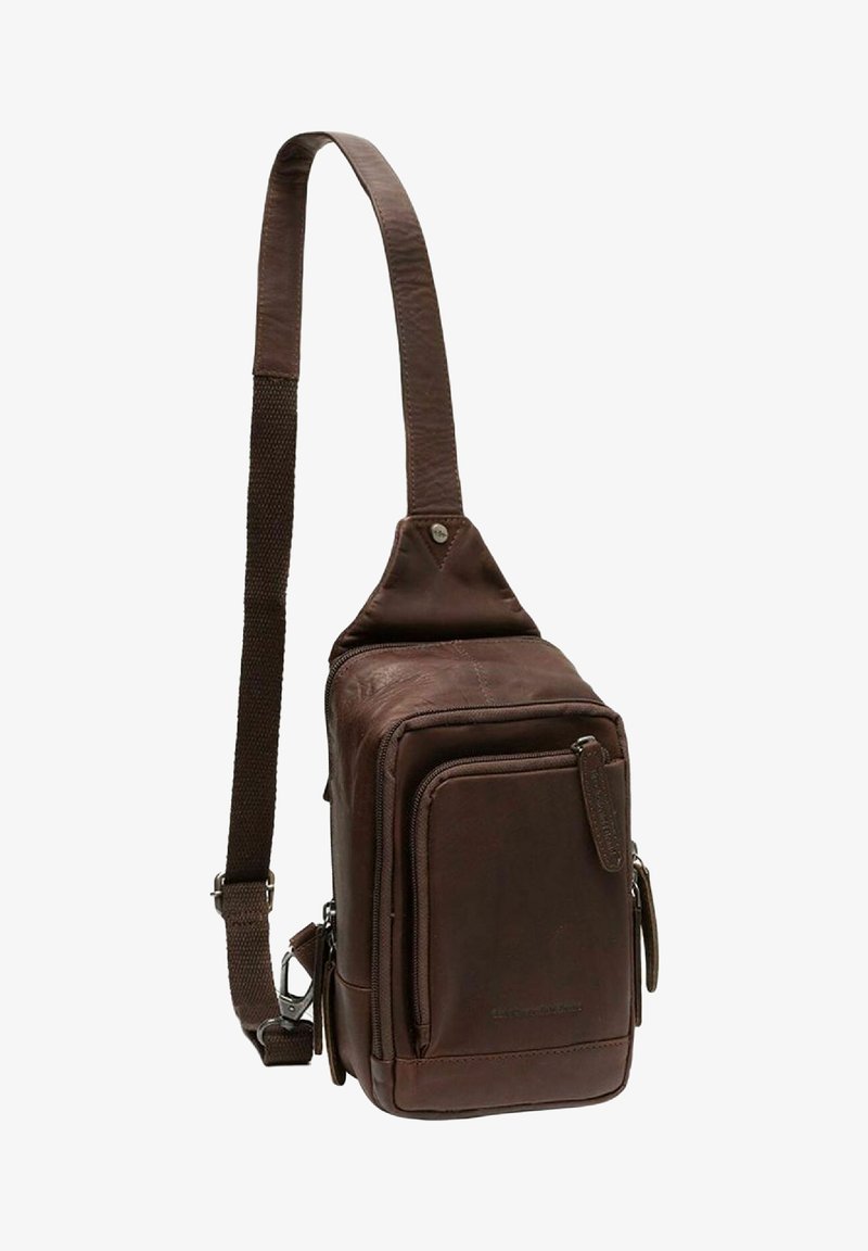 Borsa a tracolla in pelle marrone con una singola tracolla regolabile, più scomparti con zip e finitura testurizzata. Forma rettangolare compatta.