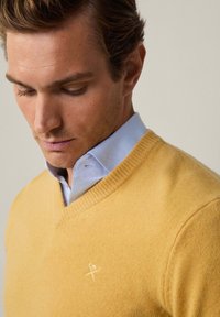 Hackett London V NECK - Strickpullover - lemon yellow