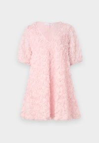 Roze jurk van stof met rozenpatroon, V-hals, korte pofmouwen, vloeiende silhouet, gestructureerde afwerking en zacht, lichtgewicht materiaal.