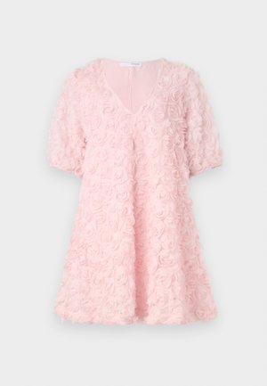 Vestido rosa com tecido estampado de rosas, decote em V, mangas curtas bufantes, silhueta ampla, acabamento texturizado e material suave e leve.