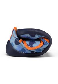 Blaue und marinefarbene Kinderschuhe mit einem Wal-Muster, einem orangefarbenen Rand und einer weichen, flexiblen Gummisohle, die für Komfort sorgt.