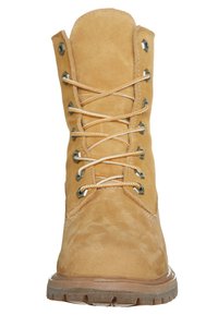 Bota de ante marrón con cordones, ojales metálicos, punta redonda y suela de goma texturizada. Cuenta con un cuello acolchado para mayor comodidad.