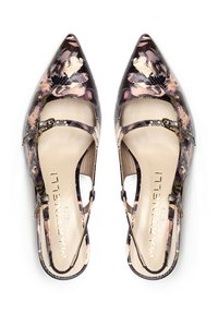 Zapatos tipo slingback con punta afilada, en material sintético con estampado floral y acabado texturizado, que cuentan con una hebilla decorativa y recortes laterales abiertos.