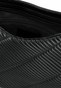 Borsa a tracolla in pelle nera con motivo a trapuntatura, caratterizzata da righe verticali e un interno liscio. Scomparto con cerniera per una conservazione sicura.