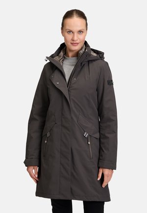 Parka imperméable gris foncé avec fermeture éclair et boutons, capuche ajustable, deux poches avant et accents rayés sur les poches.