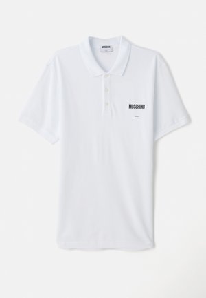 Camisa polo branca feita de algodão, apresentando um fecho de três botões, mangas curtas e um pequeno logo preto "Moschino" no peito.