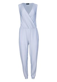 Lichtblauwe mouwloze jumpsuit met een wikkelontwerp, elastische taille en taps toelopende benen. Gemaakt van een zachte, gladde stof met een subtiele glans.
