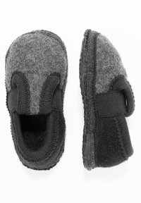 Grijze voelslippers met een zachte textuur, met een afgeronde vorm, elastische zijkanten en gestikte zwarte accenten. Bovenkant en zool zijn in bijpassende kleuren.