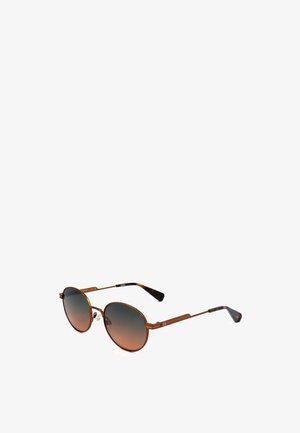 Occhiali da sole rotondi con lenti sfumate marroni e sottili montature in tartaruga, posati su uno sfondo bianco.