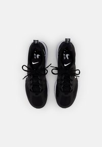 černé sportovní boty s horní částí z pružné síťoviny a syntetiky, kulatá špička, silná bílá mezipodešev a černé tkaničky. Obsahují logo na jazyku a patě.