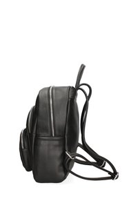 Zaino in pelle nera con due scomparti con cerniera, spallacci regolabili e una finitura testurizzata. Include tasca laterale.