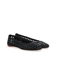 Ballerines tissées noires avec un bout rond, présentant un design en tissage ouvert et une semelle flexible pour le confort. Surface lisse et texturée.