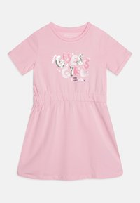 Rosa Baumwollkleid mit kurzen Ärmeln, elastischem Bund und einer multicolor Pailletten-Grafik, auf der "HAPPY GUESS GIRL ON VACATION" steht.