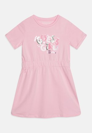 Różowa bawełniana sukienka z krótkimi rękawami, elastycznym pasem i multikolorową grafika z cekinami, na której widnieje napis "SZCZĘŚLIWA DZIEWCZYNA OD GUESS W WAKACJACH".