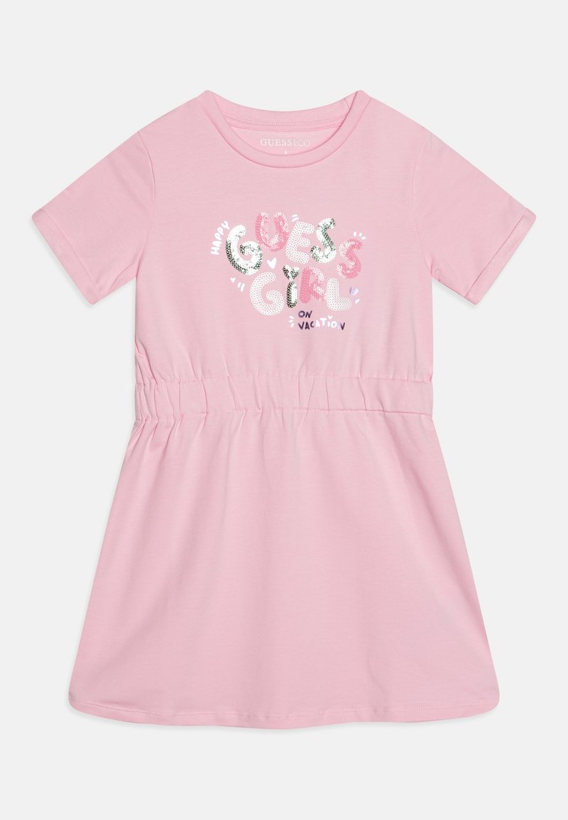 Rosa Baumwollkleid mit kurzen Ärmeln, elastischem Bund und einer multicolor Pailletten-Grafik, auf der "HAPPY GUESS GIRL ON VACATION" steht.