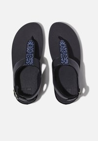 Zwarte sandalen met een gestructureerde zool, plat ontwerp en een decoratieve blauw-witte patroonriem. Voorzien van een gesp voor aanpassing.