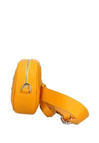 Borsa rotonda in pelle gialla con chiusura a zip, tracolla piatta e superficie testurizzata con un leggero motivo. Inclusi dettagli in metallo argentato.